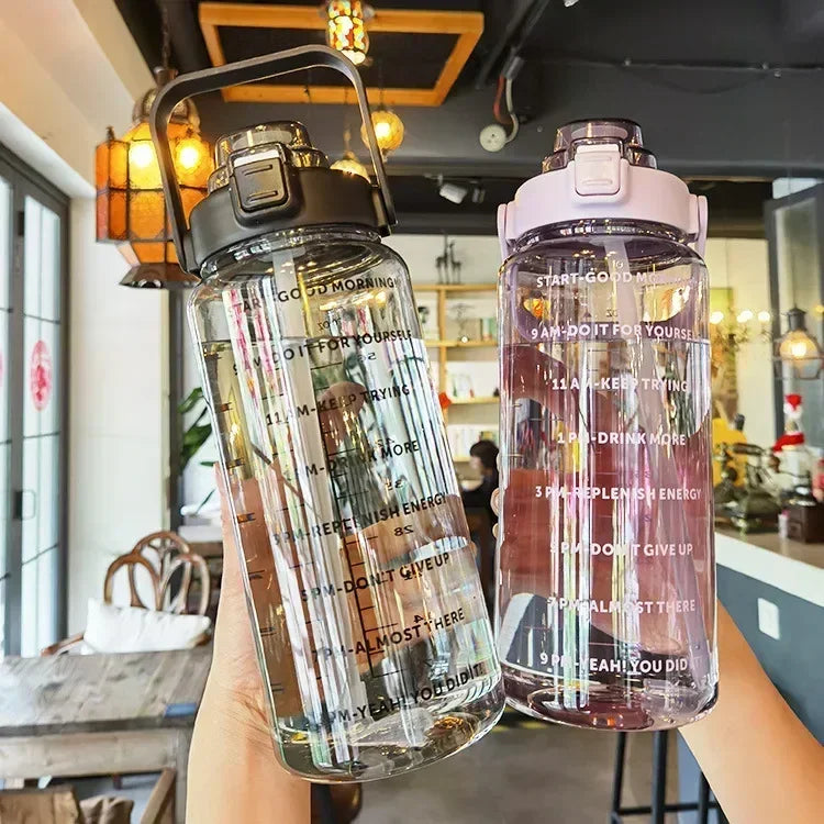 2L Tragbare Sport-Wasserflasche mit Trinkhalm und Zeitangaben
