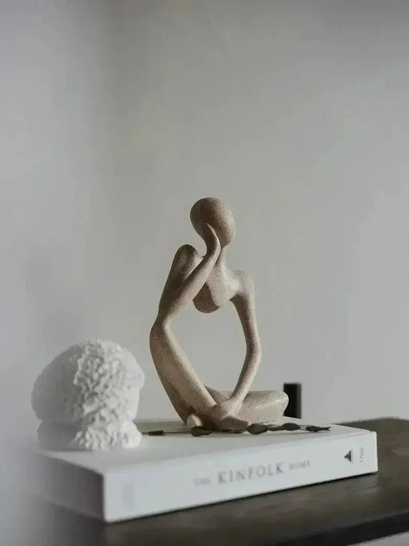 Abstrakte Denker-Skulptur aus Kunstharz | Minimalistische sitzende Figur | Dekorativer Akzent für Regal & Schreibtisch
