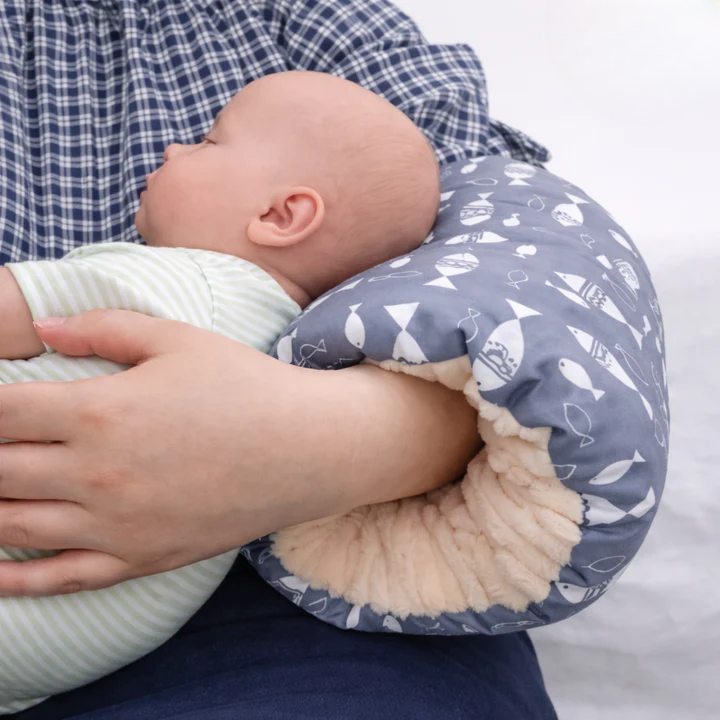 Arm-stillpude | Afhjælper underarm og skulder | Frihånds amning | ComfortNurse