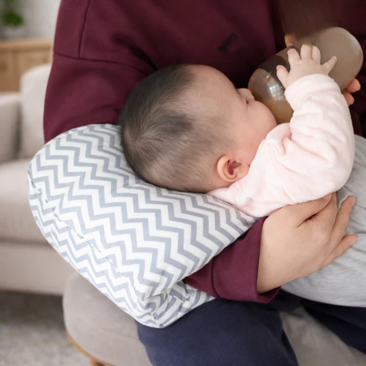 Arm-stillpude | Afhjælper underarm og skulder | Frihånds amning | ComfortNurse