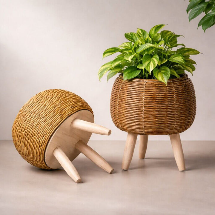 Blumentopf mit Holzfüßen | Design im Korbgeflecht-Stil | Für den Innen- und Außenbereich | Plantara