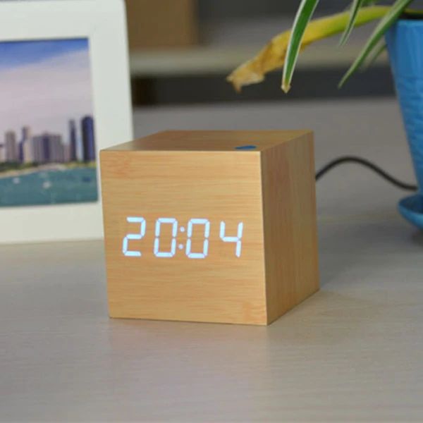 Digitale Tischuhr Würfel aus Bambus & Holz | Klare Digitalanzeige, batteriebetrieben | Für Schreibtisch, Regal und Nachttisch
