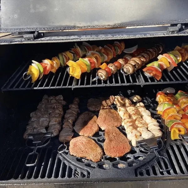 Edelstahl-Grillspieß | Doppelte Zinken | Schiebeschaber für sauberes Servieren | SpießPro