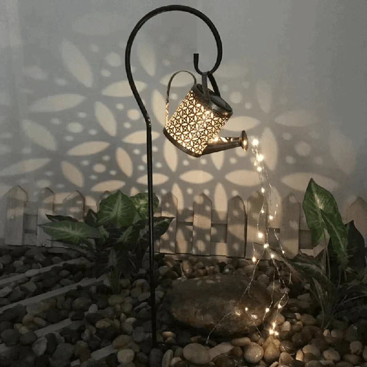 Gartenlampe Solar | Gießkannen Design | Sanftes Regen Effekt Lichtspiel | GardenGlow