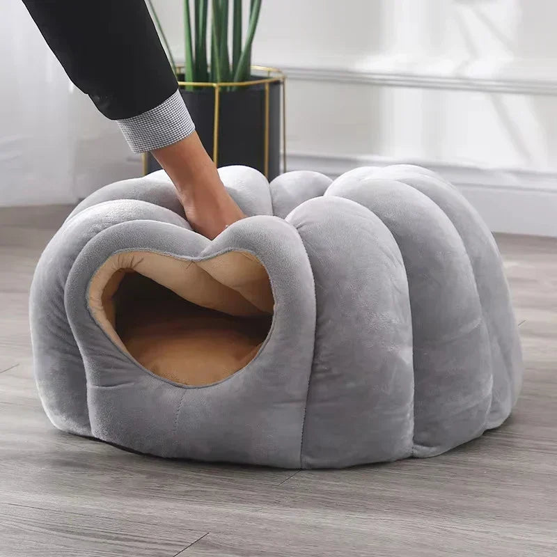 Geschlossenes Katzenbett | Katzenhöhle im Kürbis-Look | mit Herausnehmbarem Kissen | CozyPaws