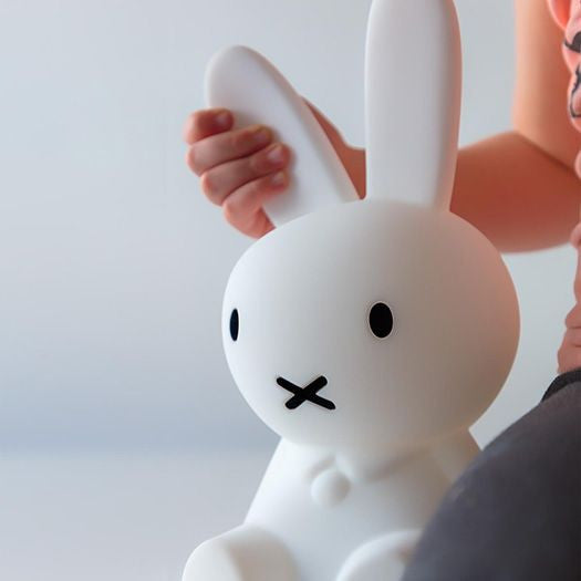 Tischlampe | Ikonischer Blickfang fürs Zuhause | Minimalistische Hasenfigur | BunnyNest