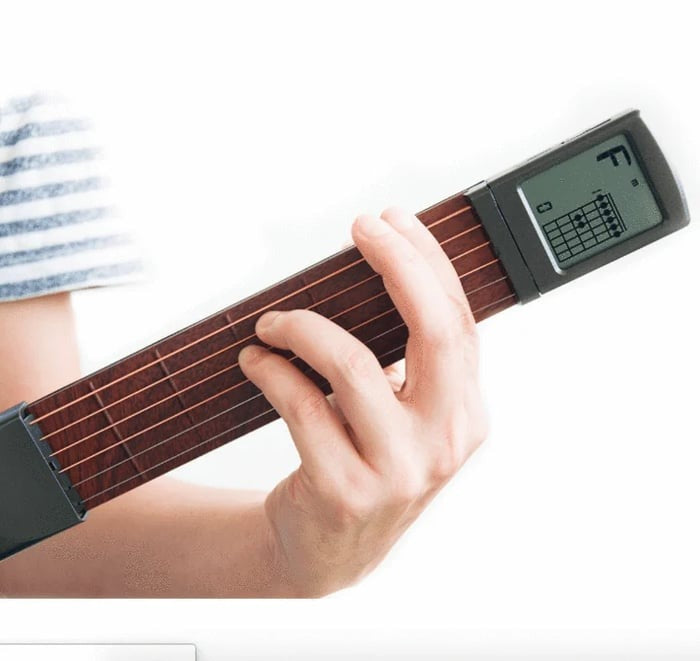Tragbarer Digitaler Gitarren-Trainer mit Display | Akkordtabelle & Metronom | Echte Saiten | PocketChord
