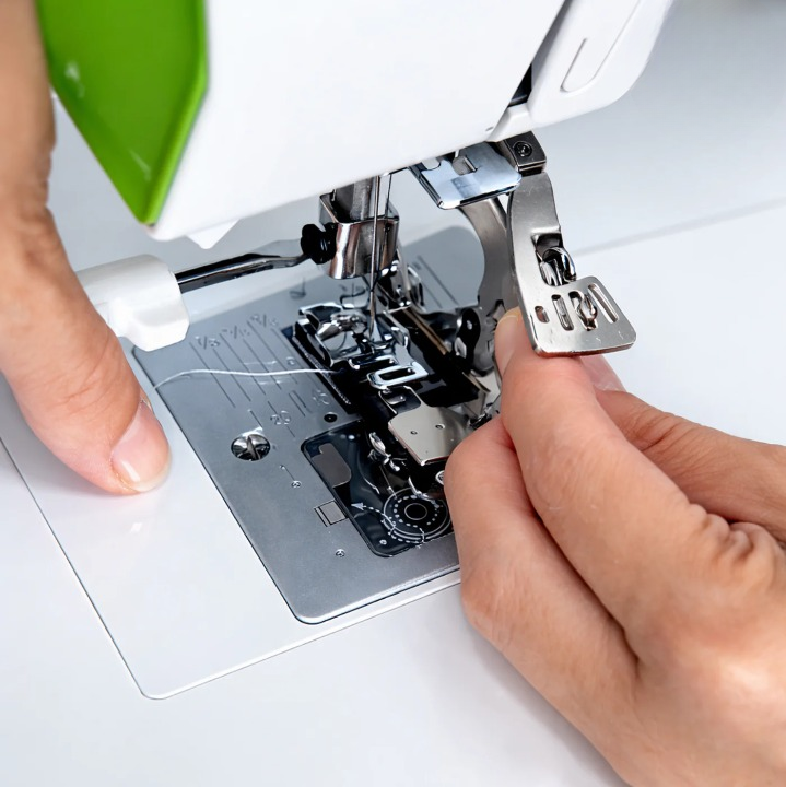 Pied-de-biche réglable | Guidage précis des plis | Espacements réguliers | RuffleCraft