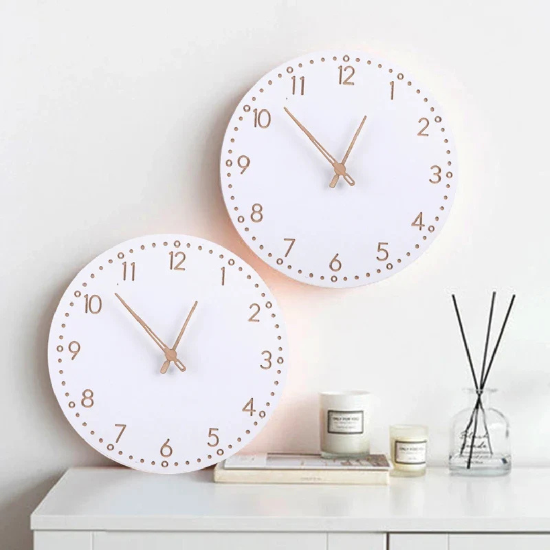 Wanduhr aus Holz als dekorativer Zeitmesser in einem modern eingerichteten Raum