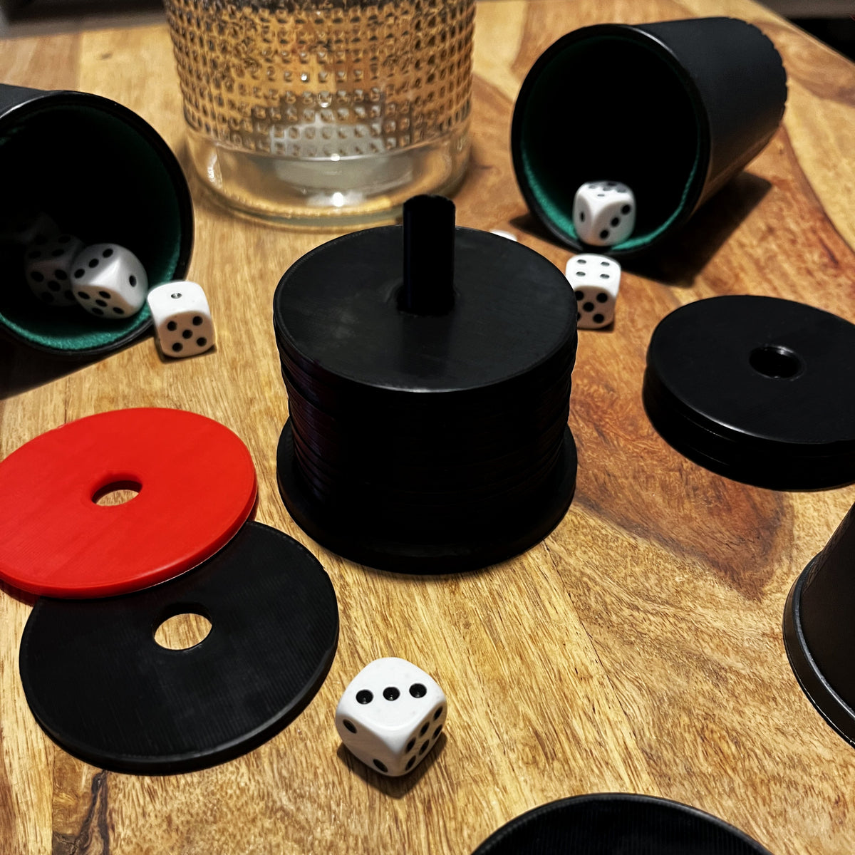 Würfel-Stapelspiel Kunststoff | 6 Farben, optional mit 4x Würfelbecher | Ø 65 mm Fuß, platzsparend & transportabel