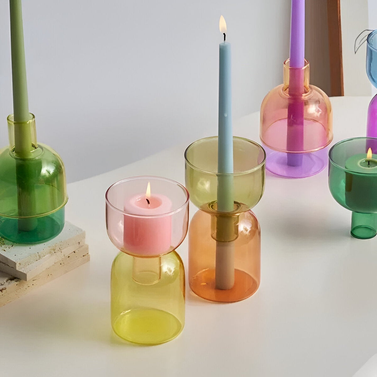 Minimalistische Kerzendekoration mit zylinderförmigem Kerzenhalter