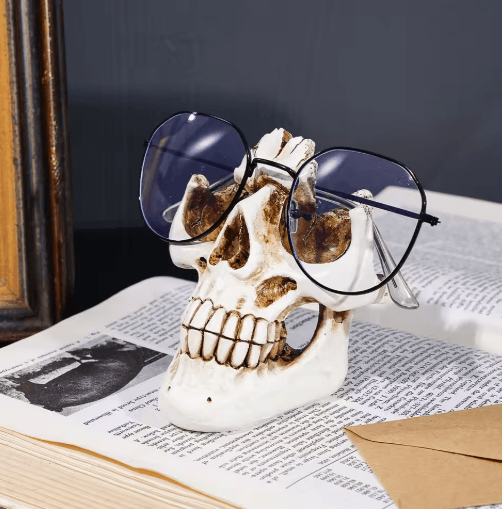 Totenkopf Brillenhalter aus Kunstharz | Halloween Deko-Ablage | Skulpturale Aufbewahrung für Brillen im Gothic-Stil 3