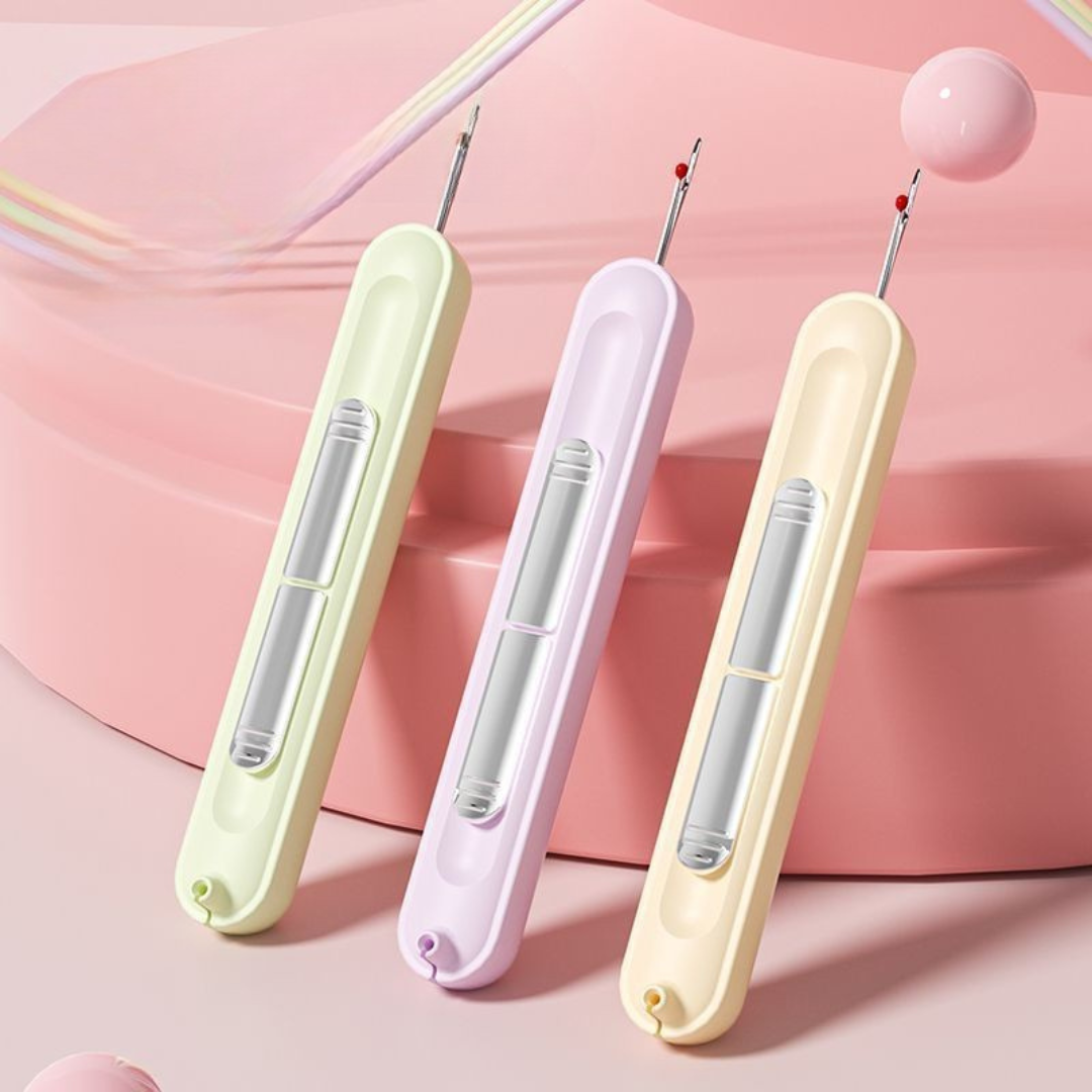 Nadel Einfädelhilfe 2in1 aus Kunststoff | Farben Grün, Lila, Gelb | Fädelt Nadeln ohne Augenbelastung und Fingerstiche 1