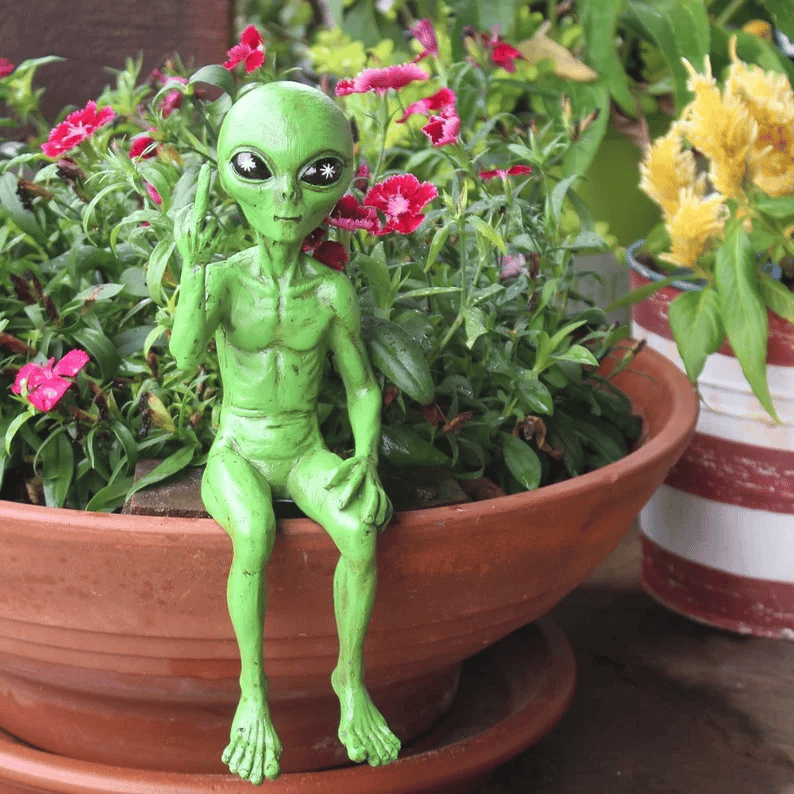 Alien Dekofigur | Lustiges Design für Haus, Garten und Terrasse | Witziger Blickfang für drinnen und draußen aufgestellt 2