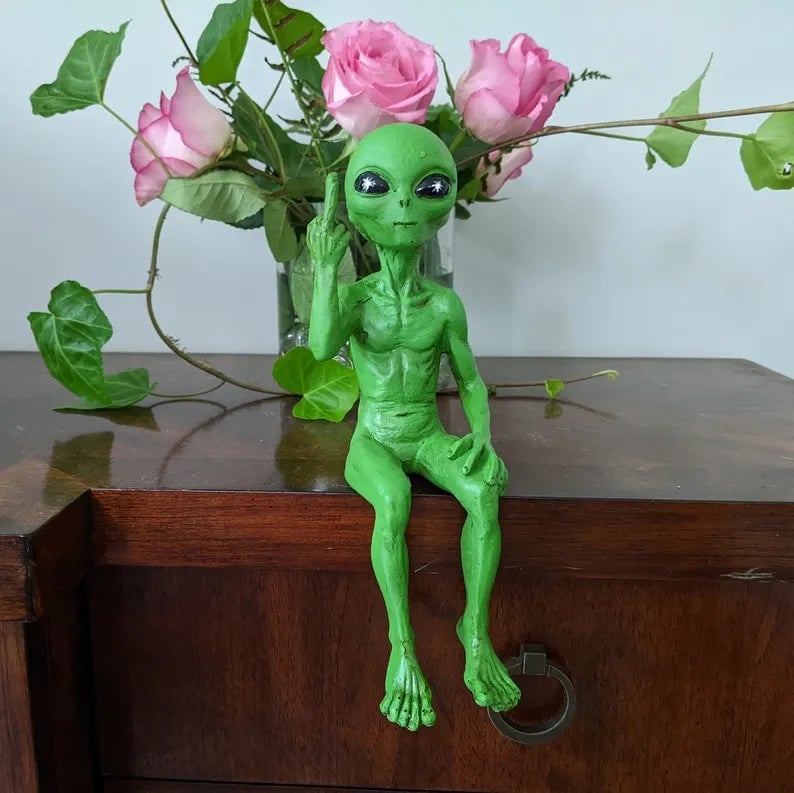Alien Dekofigur | Lustiges Design für Haus, Garten und Terrasse | Witziger Blickfang für drinnen und draußen aufgestellt 1