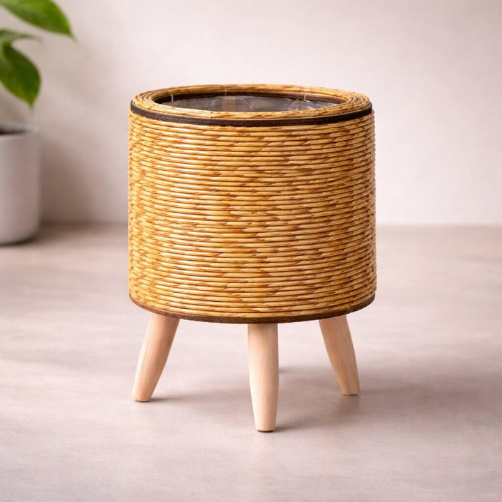Blumentopf mit Holzfüßen | Design im Korbgeflecht-Stil | Für den Innen- und Außenbereich | Plantara