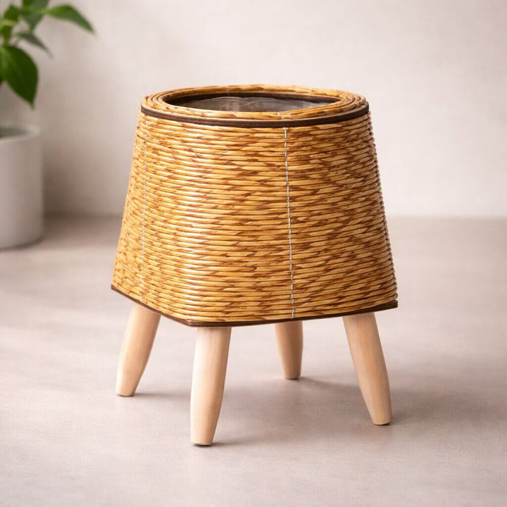 Blumentopf mit Holzfüßen | Design im Korbgeflecht-Stil | Für den Innen- und Außenbereich | Plantara