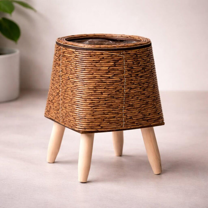 Blumentopf mit Holzfüßen | Design im Korbgeflecht-Stil | Für den Innen- und Außenbereich | Plantara