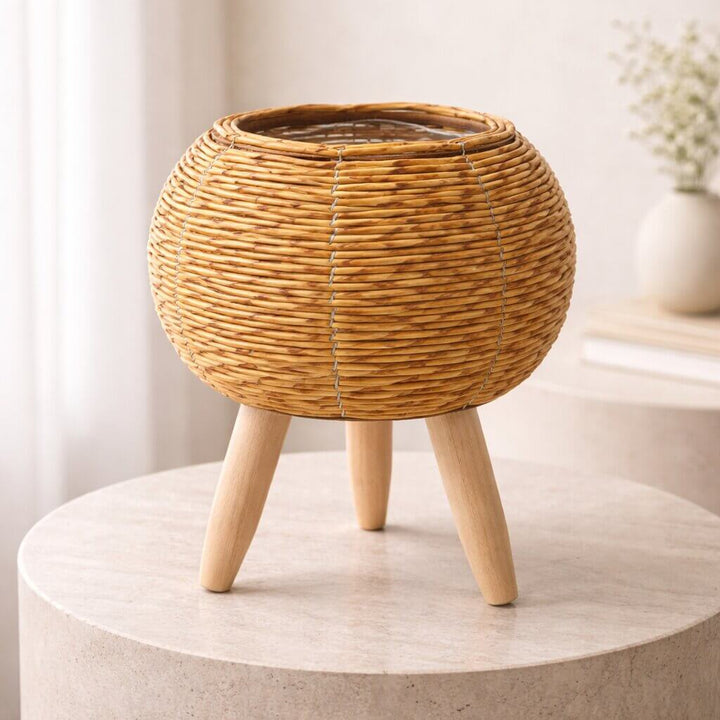 Blumentopf mit Holzfüßen | Design im Korbgeflecht-Stil | Für den Innen- und Außenbereich | Plantara