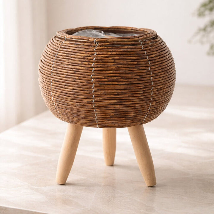 Blumentopf mit Holzfüßen | Design im Korbgeflecht-Stil | Für den Innen- und Außenbereich | Plantara