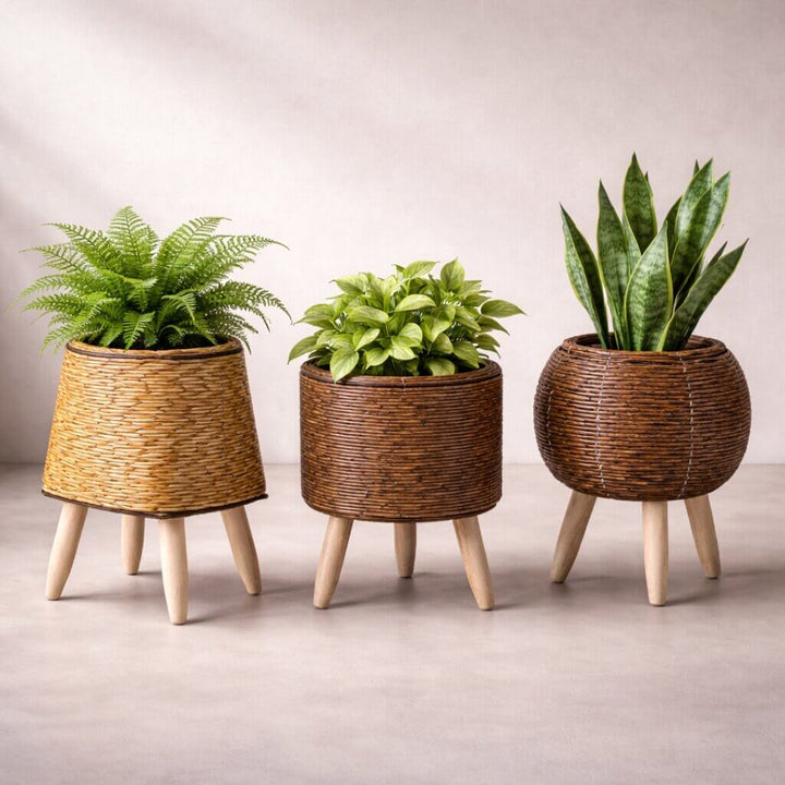 Blumentopf mit Holzfüßen | Design im Korbgeflecht-Stil | Für den Innen- und Außenbereich | Plantara