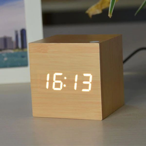 Digitale Tischuhr Würfel aus Bambus & Holz | Klare Digitalanzeige, batteriebetrieben | Für Schreibtisch, Regal und Nachttisch