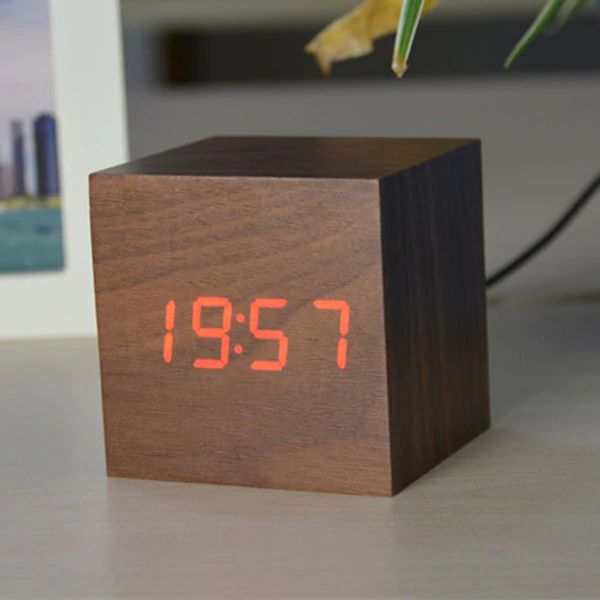 Digitale Tischuhr Würfel aus Bambus & Holz | Klare Digitalanzeige, batteriebetrieben | Für Schreibtisch, Regal und Nachttisch