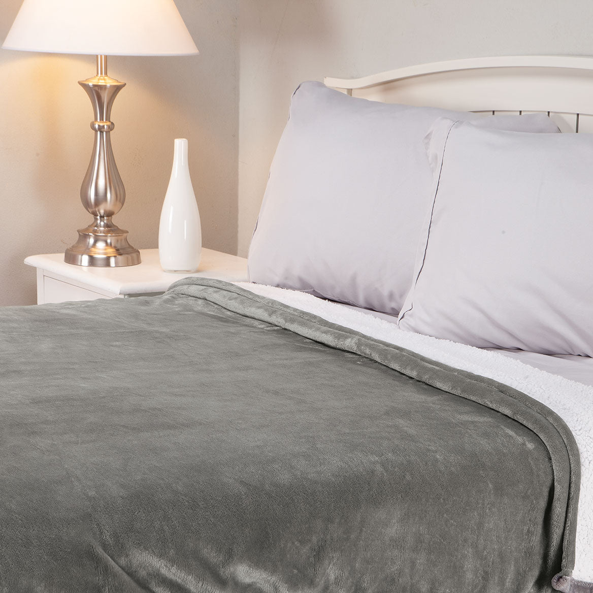 Kuscheldecke wendbar Sherpa Plüsch waschbar mit cremefarbener Rückseite 2