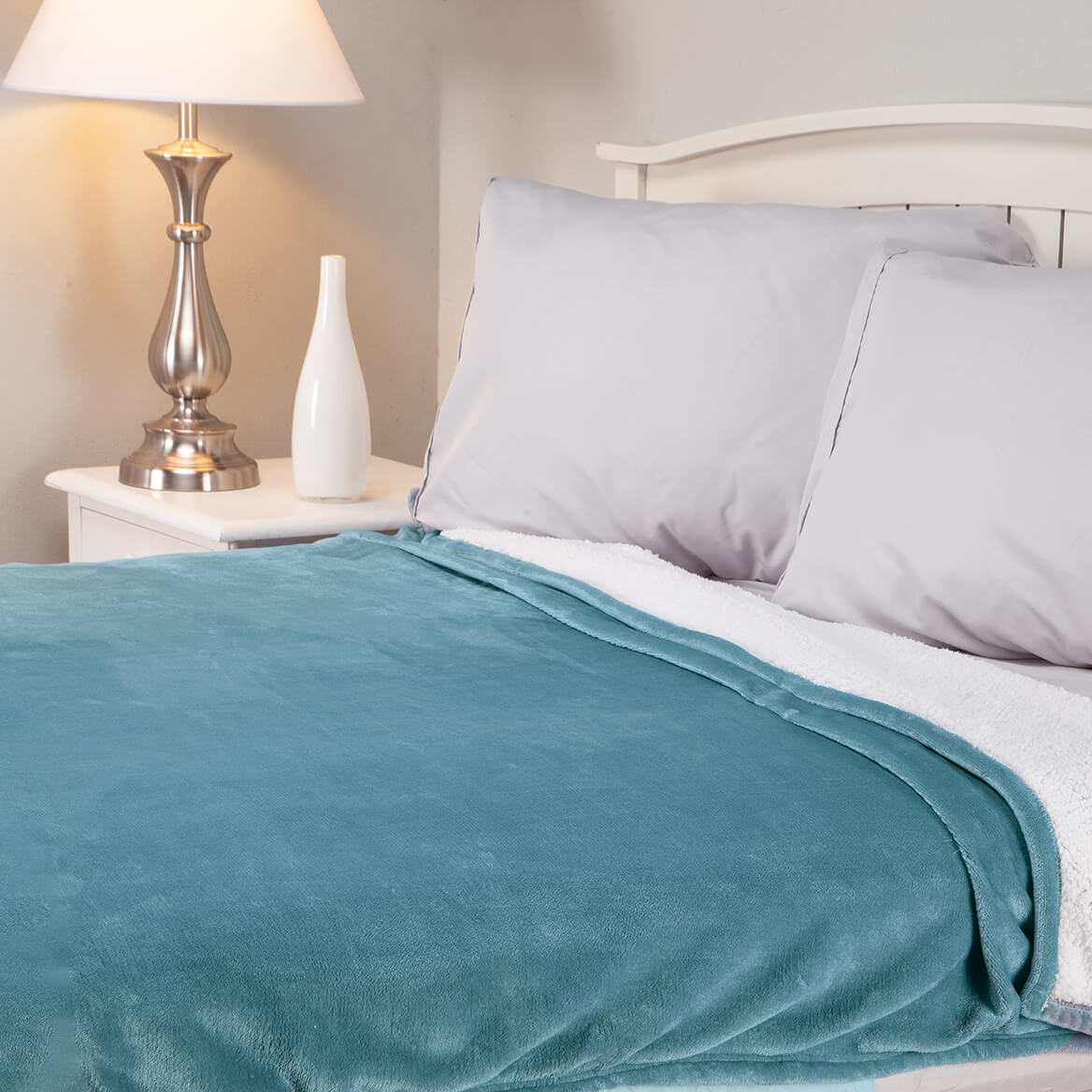 Kuscheldecke wendbar Sherpa Plüsch waschbar mit cremefarbener Rückseite 4