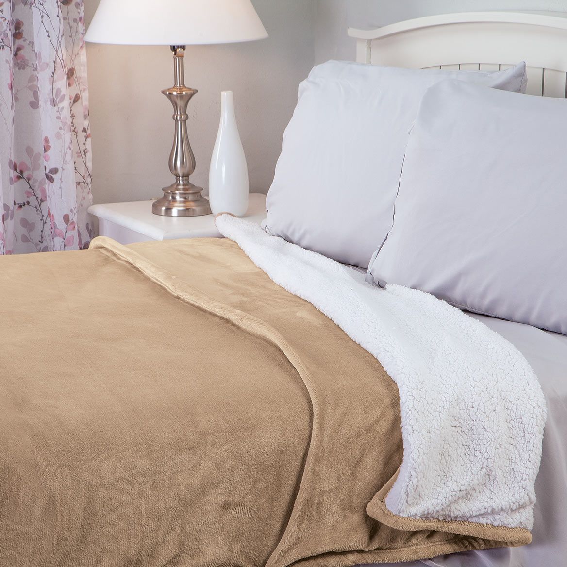 Kuscheldecke wendbar Sherpa Plüsch waschbar mit cremefarbener Rückseite 1