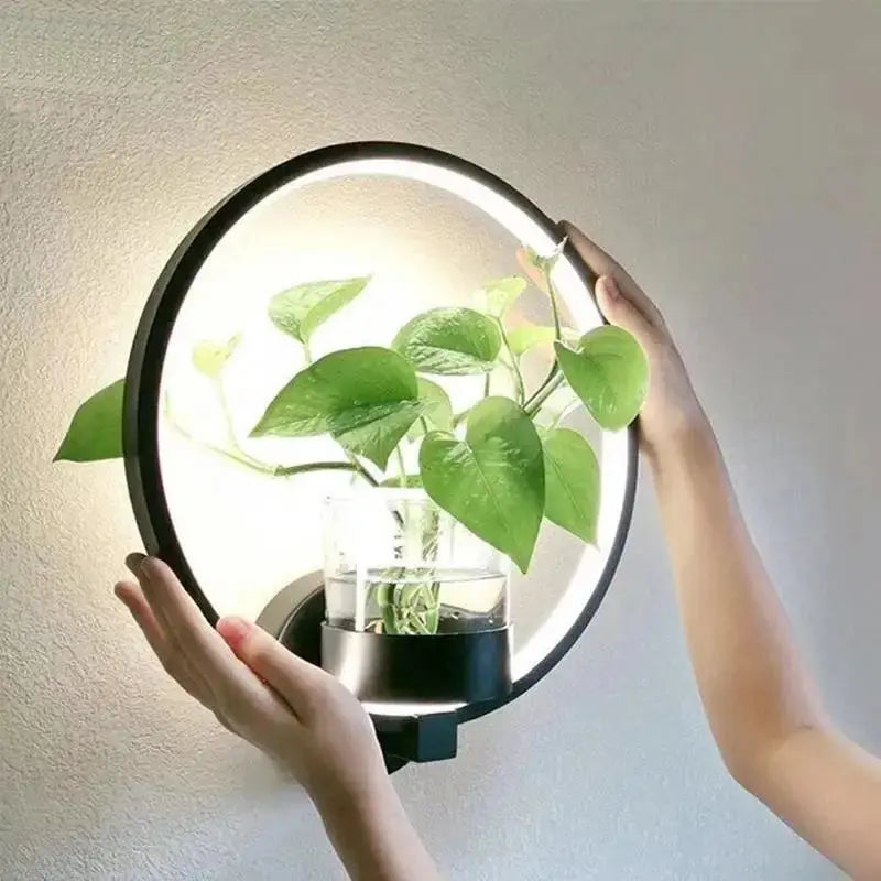 LED-Pflanzen-Wandleuchte mit Glasvase | Warmes Hintergrundlicht | Dekorativer Wandakzent | GlowPlant