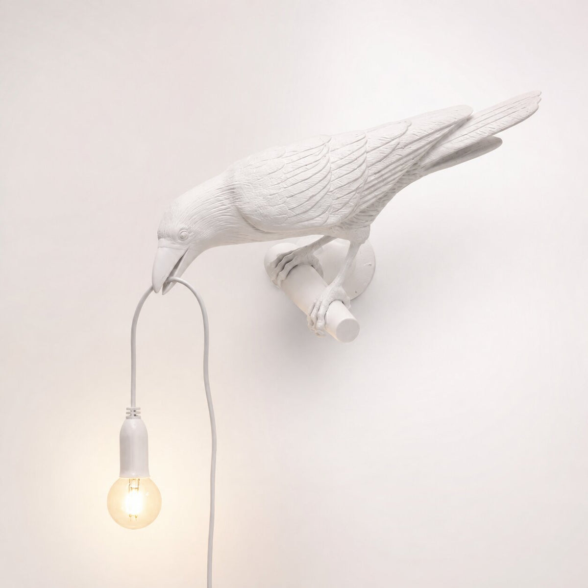Rabenlampe aus Resin | Vogel-Skulptur hält Glühbirne im Schnabel | Dekoratives Licht für Wohnzimmer, Schlafzimmer und Büro 3