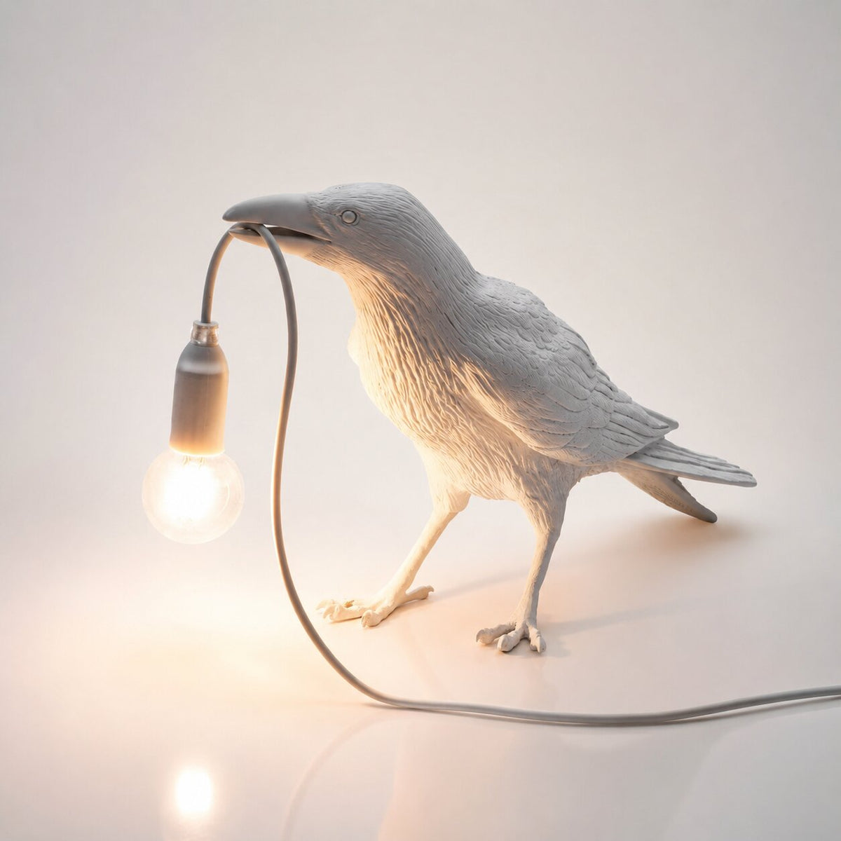 Rabenlampe aus Resin | Vogel-Skulptur hält Glühbirne im Schnabel | Dekoratives Licht für Wohnzimmer, Schlafzimmer und Büro 4