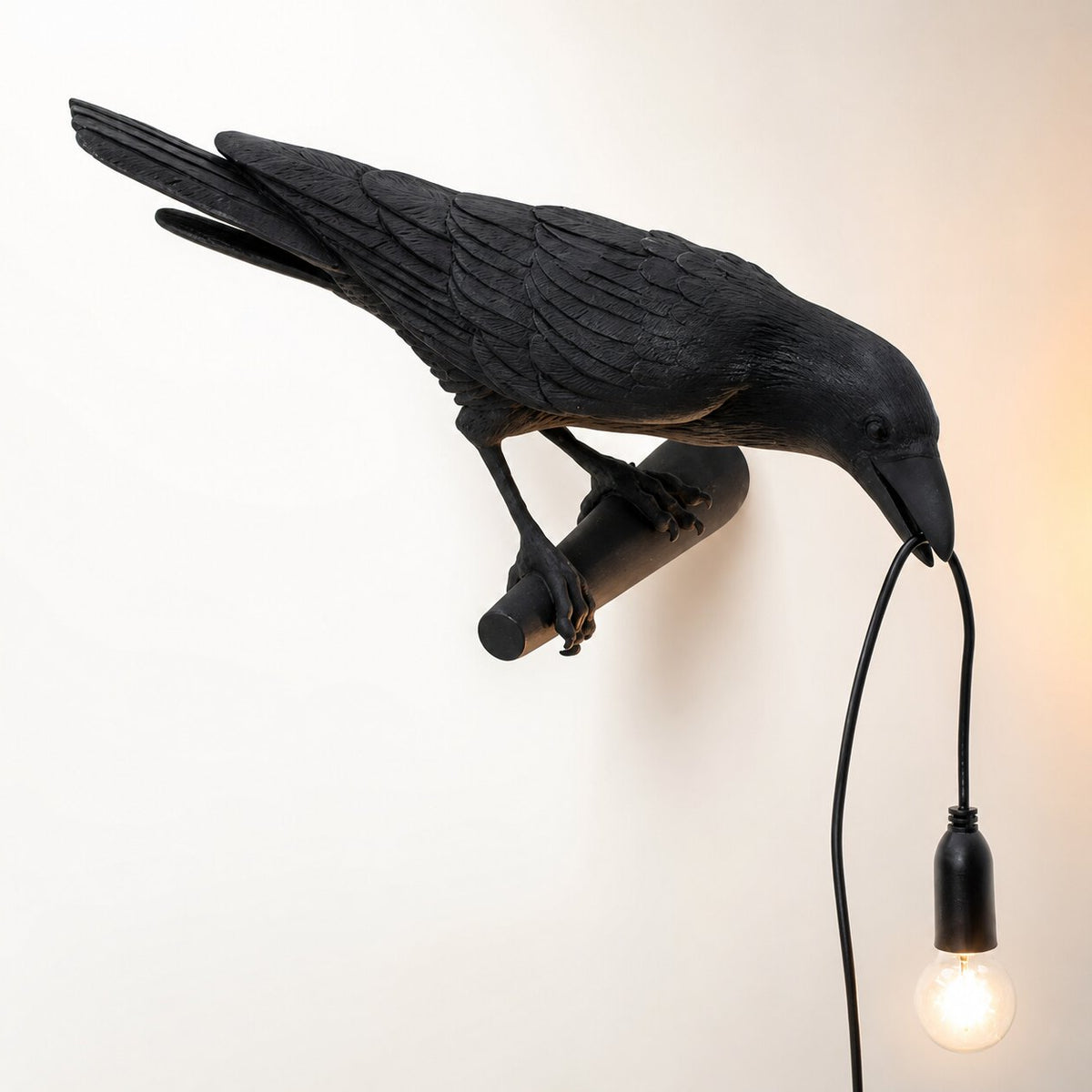 Rabenlampe aus Resin | Vogel-Skulptur hält Glühbirne im Schnabel | Dekoratives Licht für Wohnzimmer, Schlafzimmer und Büro 5