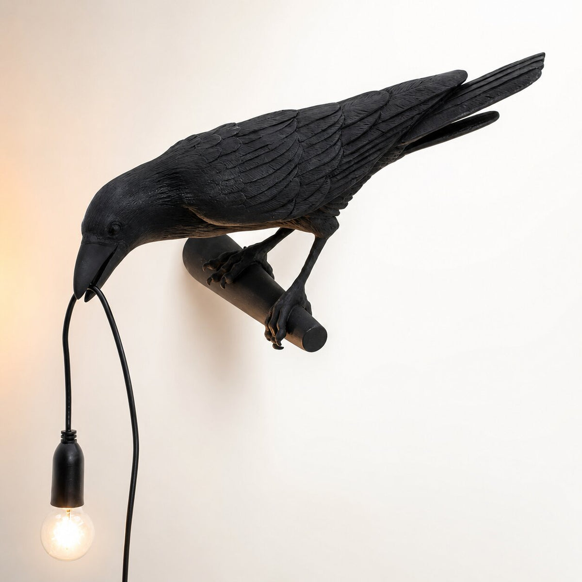 Rabenlampe aus Resin | Vogel-Skulptur hält Glühbirne im Schnabel | Dekoratives Licht für Wohnzimmer, Schlafzimmer und Büro 6