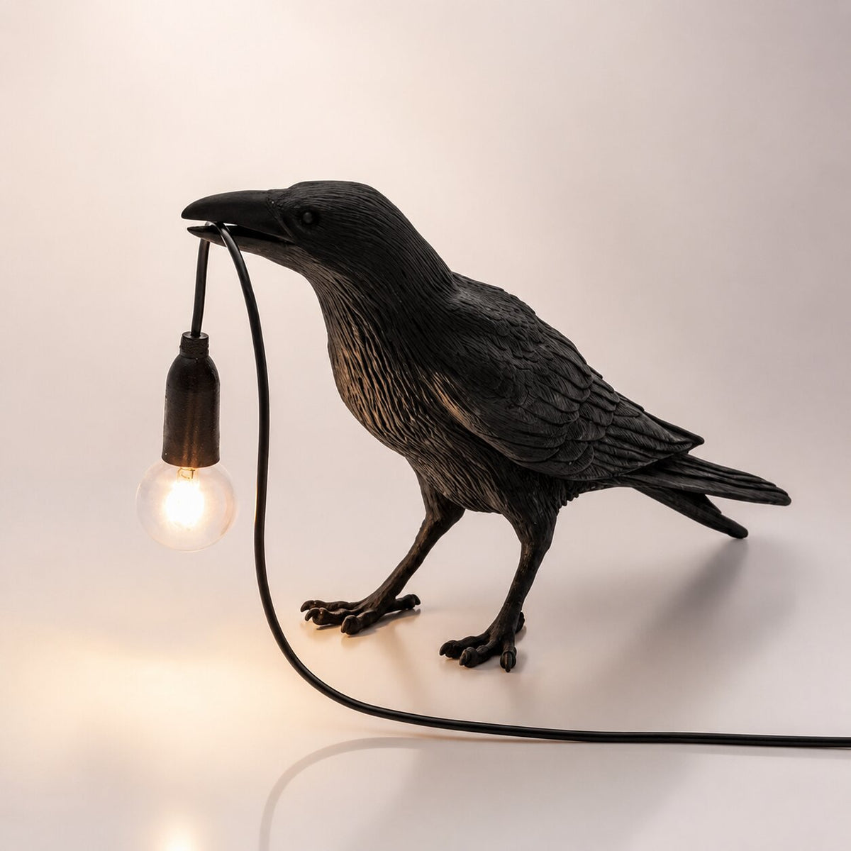 Rabenlampe aus Resin | Vogel-Skulptur hält Glühbirne im Schnabel | Dekoratives Licht für Wohnzimmer, Schlafzimmer und Büro 7