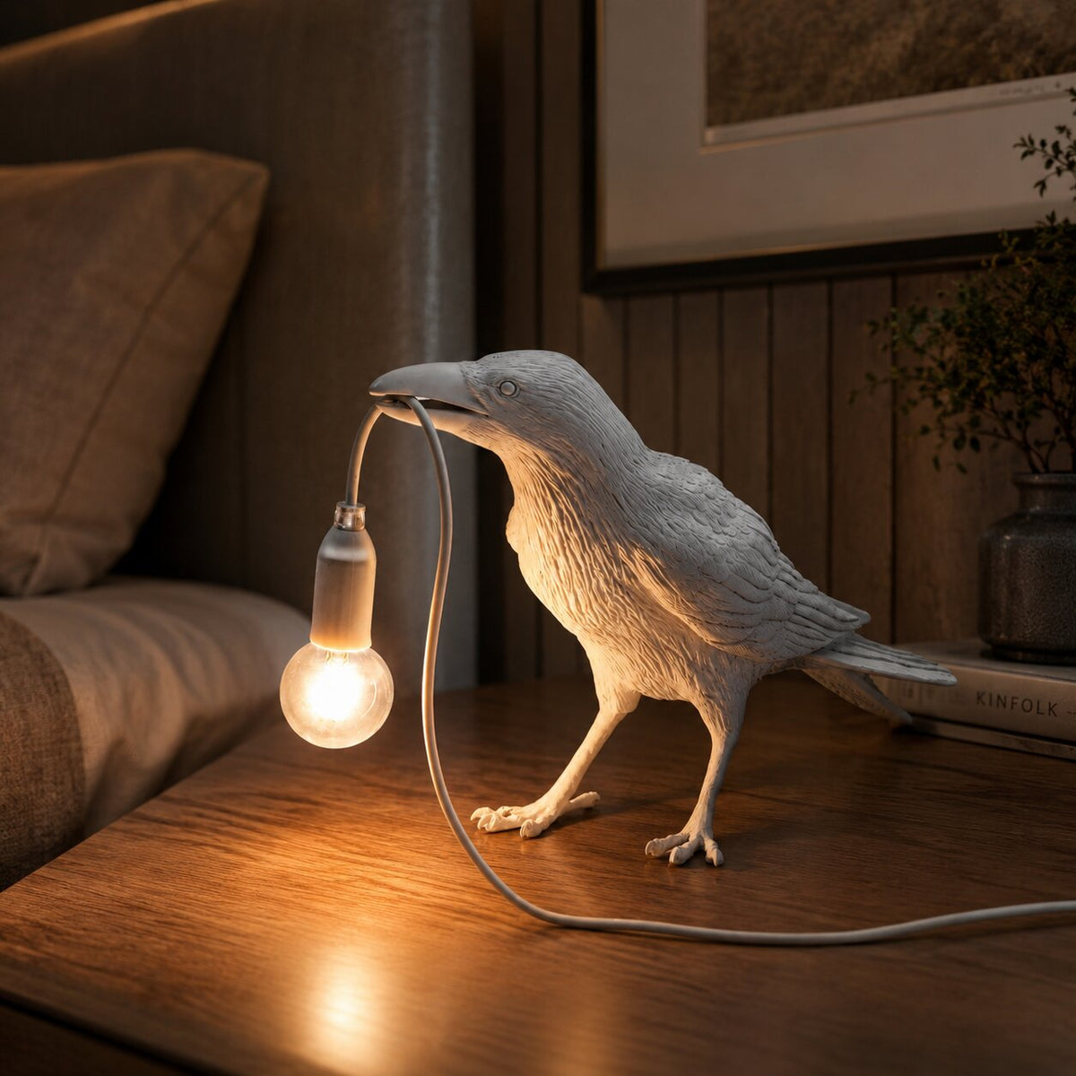 Rabenlampe aus Resin | Vogel-Skulptur hält Glühbirne im Schnabel | Dekoratives Licht für Wohnzimmer, Schlafzimmer und Büro 9