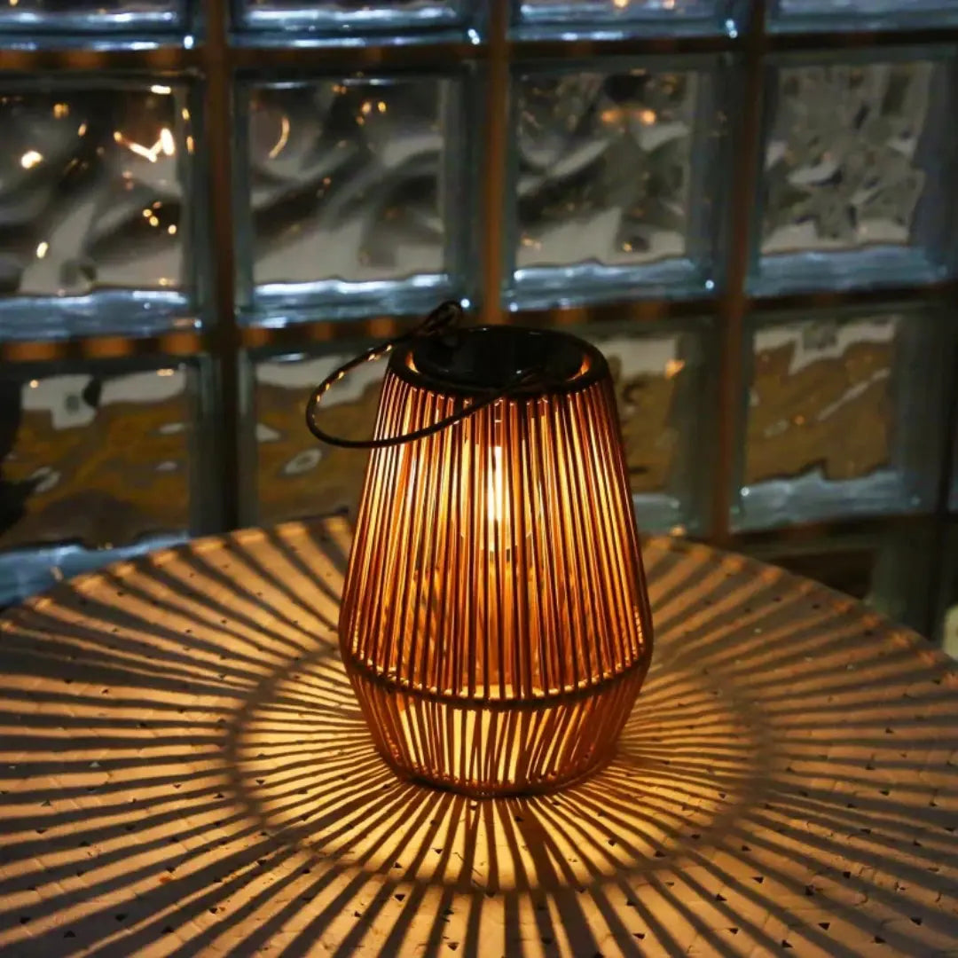 Rattan-Solarlaterne | Warmes LED-Licht, automatisch | Wetterfest | SolaraWeave