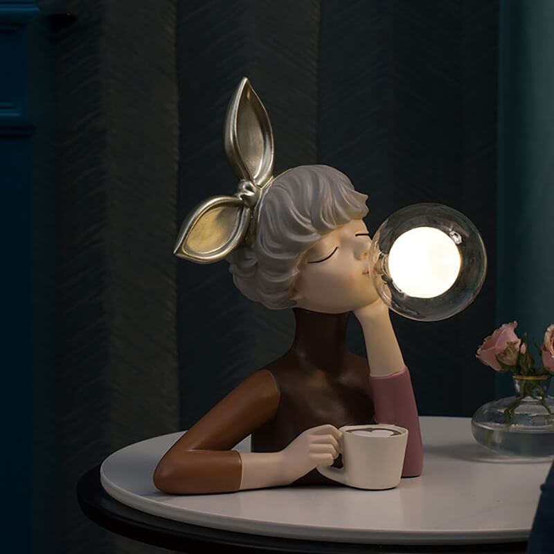 Tischlampe Harz Kaffee-Figur | LED Nachtlicht mit USB-C Aufladung | Deko-Leuchte für Wohnzimmer, Schlafzimmer oder Büro 2