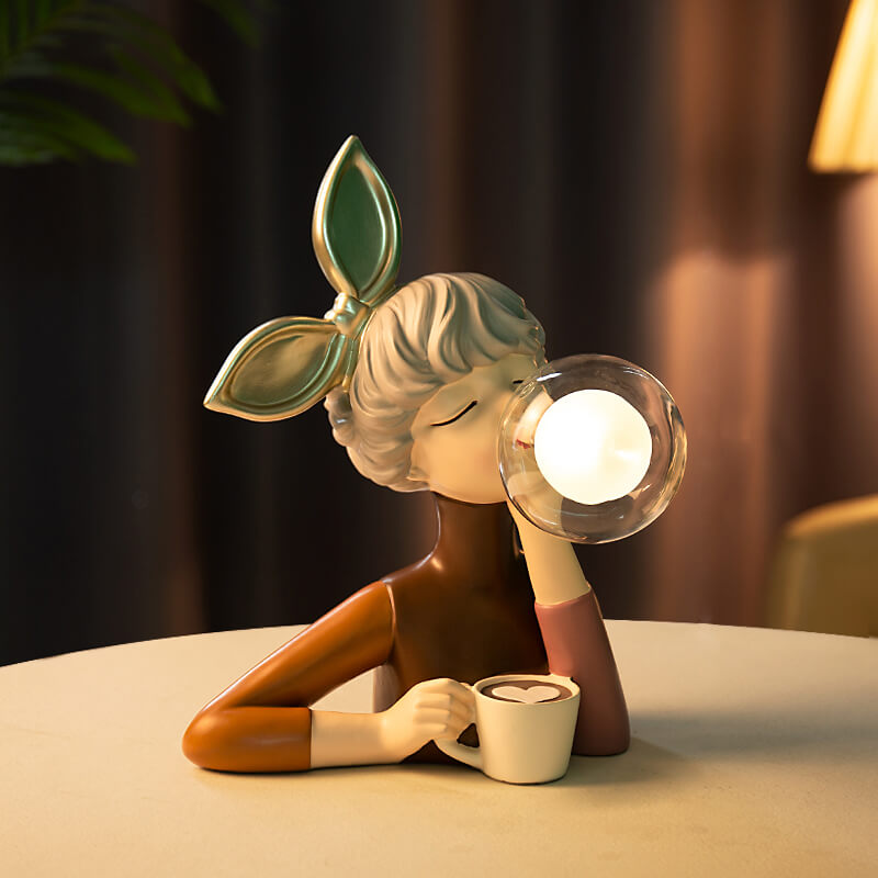 Tischlampe Harz Kaffee-Figur | LED Nachtlicht mit USB-C Aufladung | Deko-Leuchte für Wohnzimmer, Schlafzimmer oder Büro 1