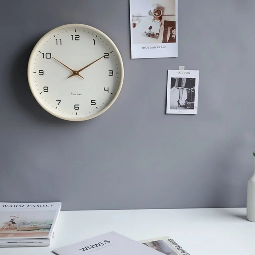 Holz-Wanduhr 25x25 cm oder 30x30 cm | Skandinavisches Design in Braun oder Creme | Lautloses Quarzuhrwerk für Wohnzimmer 1