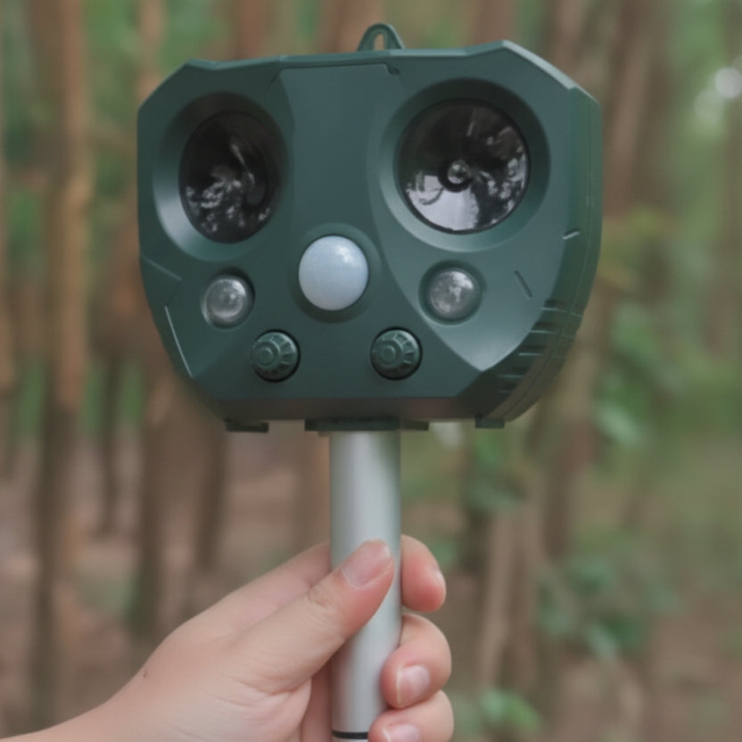 Solarbetriebener Tiervertreiber Ultraschall | PIR-Sensor 110°, 9 m | IPX4, Solar & USB | Wildblock
