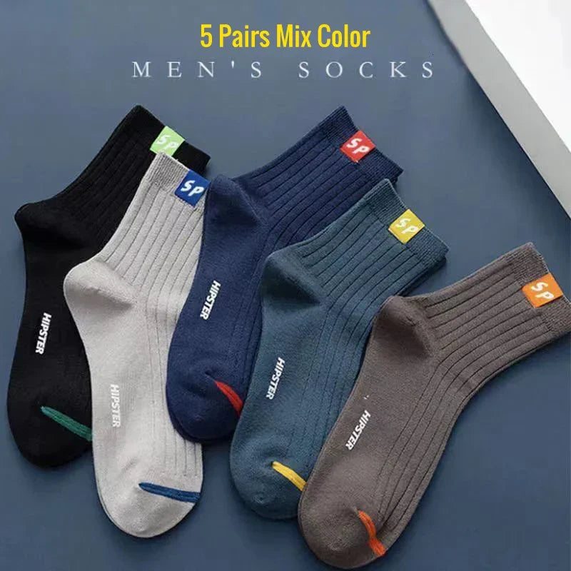 Fünf Paar bunte Herrensocken, Baumwolle, gerippt, mit Etikett, Mixfarben, Hipster-Stil.