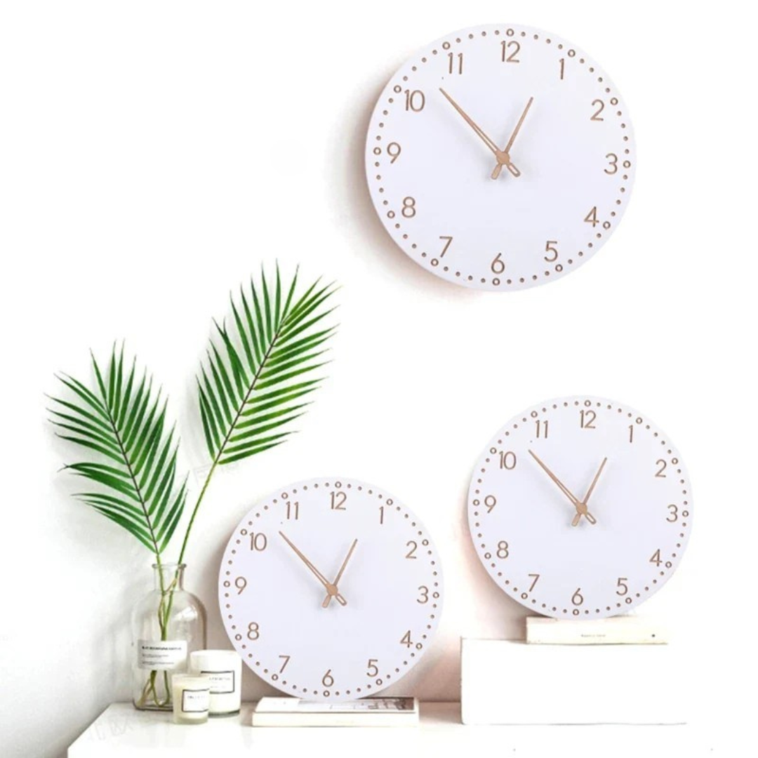 Wanduhr aus Holz mit schlichtem Zifferblatt vor hellem Hintergrund