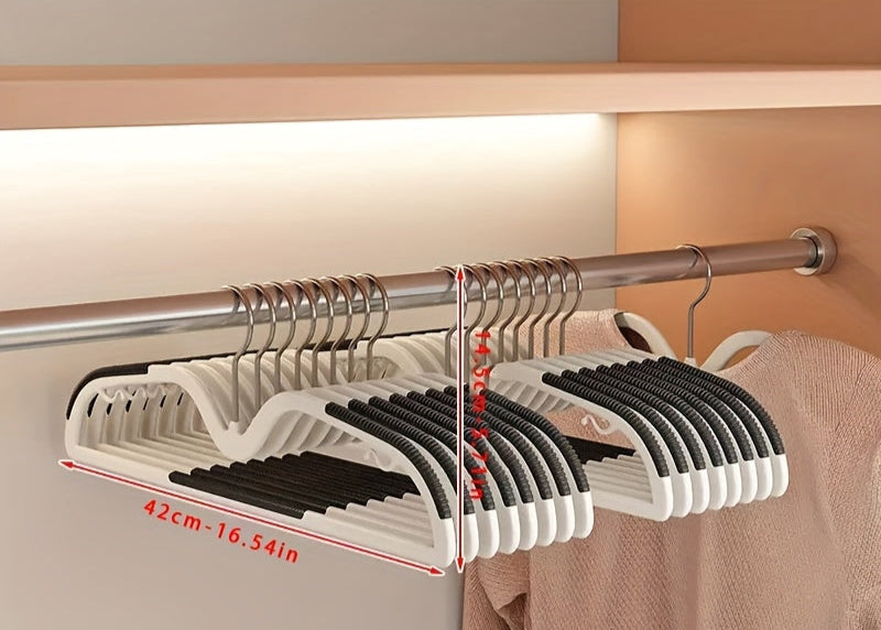 Pladsbesparende bøjler | Skridsikre og drejelige | Slank hals mod skulderbuler | SlimHang