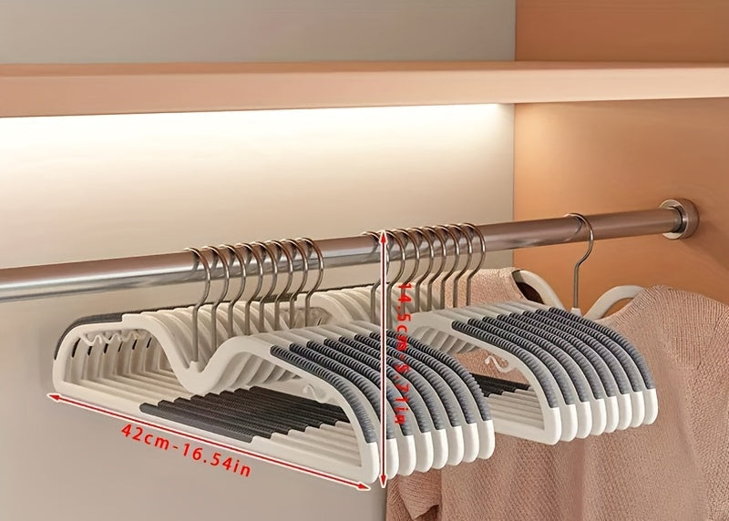 Pladsbesparende bøjler | Skridsikre og drejelige | Slank hals mod skulderbuler | SlimHang