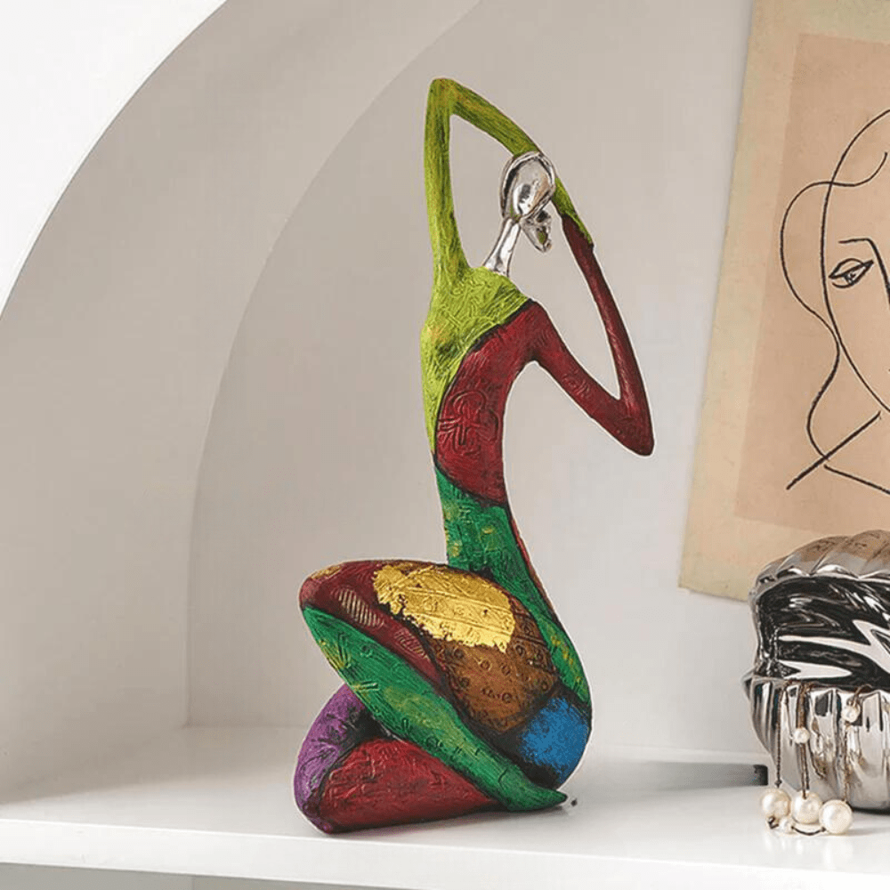 Abstrakte Deko-Skulptur aus Harz | Sitzende Figur mit mehrfarbigem Design | Strukturierte Oberfläche für moderne Wohnkultur 1
