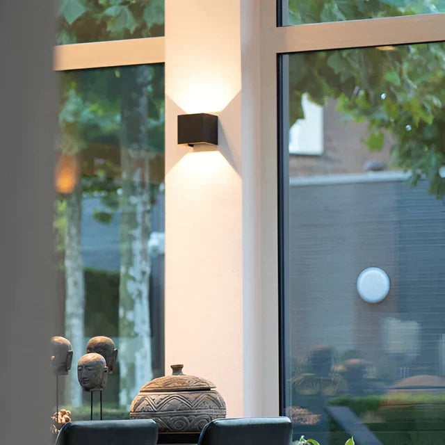 Bezprzewodowa lampa ścienna z czujnikiem | światło góra–dół | bez wiercenia | CubeGlow