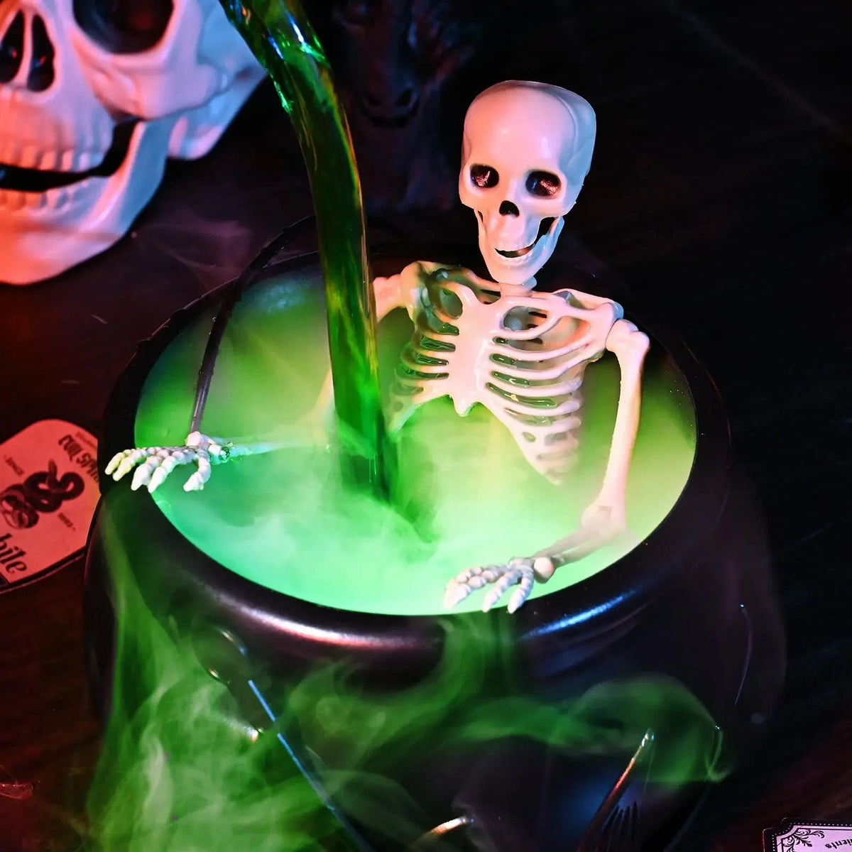 Hexenkessel Nebelmaschine Halloween | LED-Nebeleffekt mit Skelett-Deko | Wiederverwendbares Deko-Highlight für Partys 5